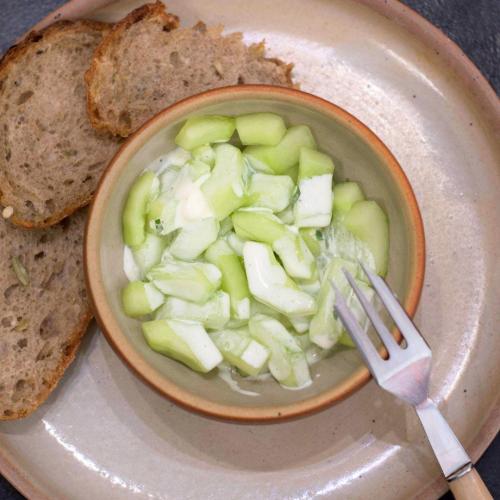 La salade de concombre à la menthe et sauce citronnée