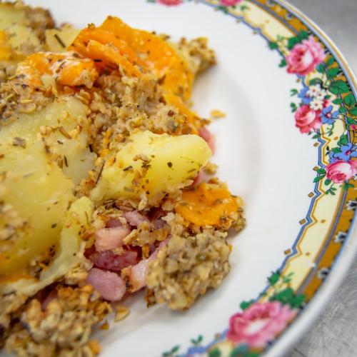 Le crumble de flocons d'avoine, emmental, pommes de terre, carottes et lardons