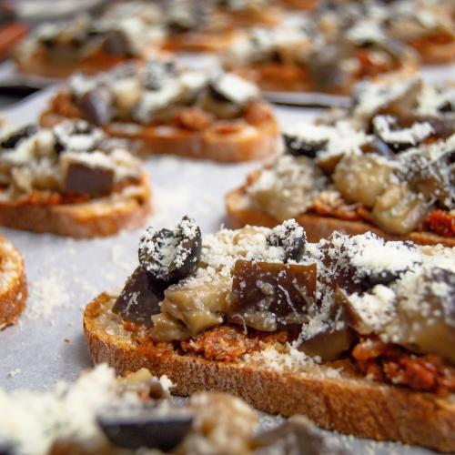 La bruschetta au pesto rosso, aubergines, parmesan et olives noires