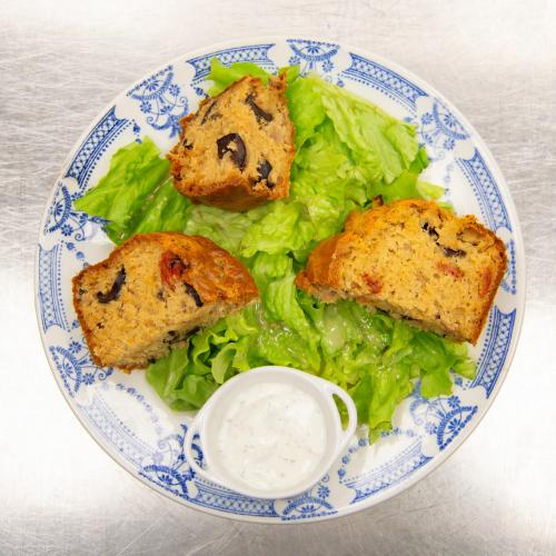 Le cake au thon, tomates séchées et olives noires