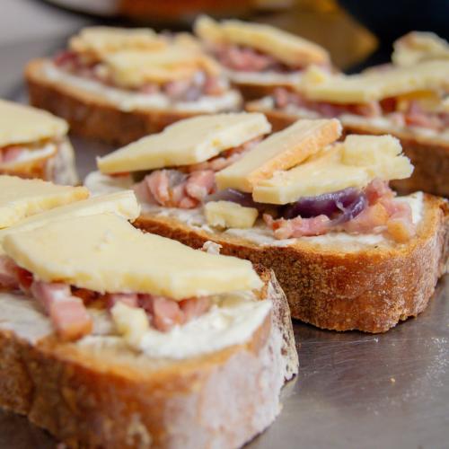La bruschetta à la crème, lardons et fromage à raclette