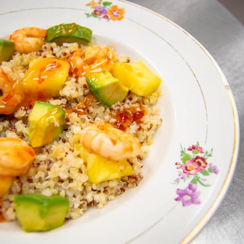 La poêlée de quinoa, avocats, ananas, crevettes et sauce aigre-douce