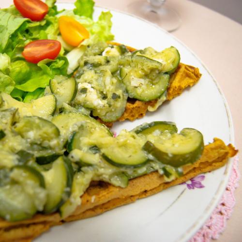 Les gaufres de carottes avec du chèvre et des courgettes cuisinées