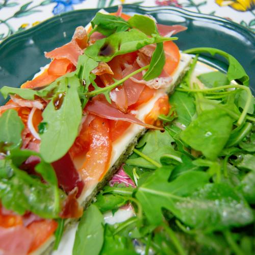 La tarte au pavot, crème moutarde, tomates, jambon sec et roquette