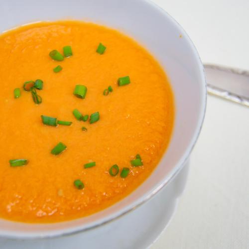 Le gaspacho de tomates et concombres