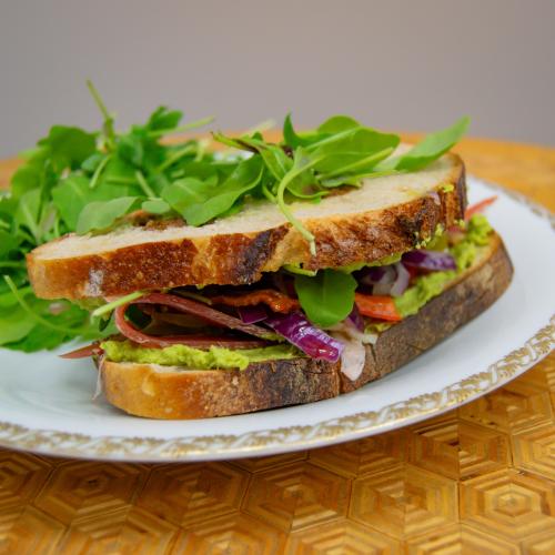 La bruschetta : houmous de petits pois, oignons rouges, tomates séchées, jambon sec et poivrons confits