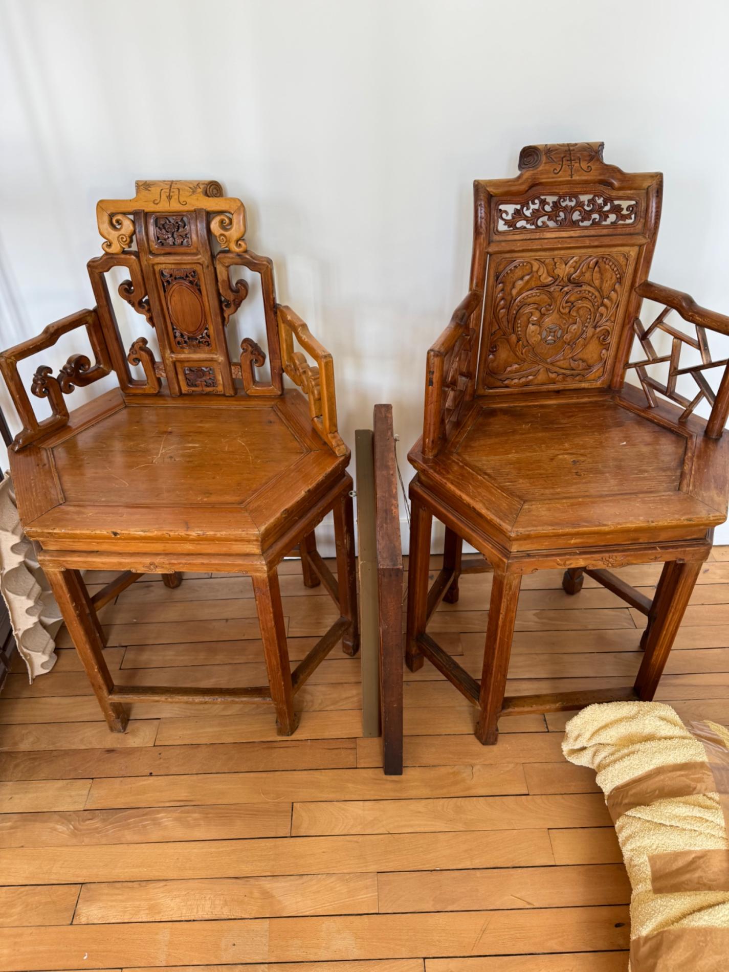 LOT DE 2 CHAISES CHINOISES